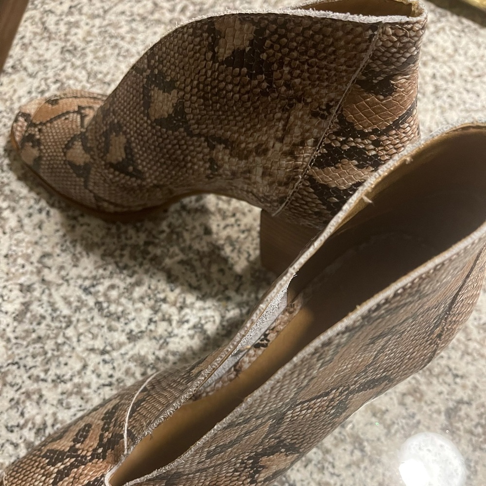 Lucky brand 10 womens snakeskin block heel peep toe bootie. Never worn no tags